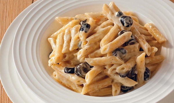 Penne with black olives (Penne alle olive nere)