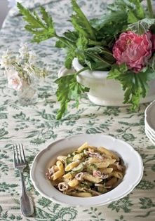 Penne with calamari, zucchini and their flowers