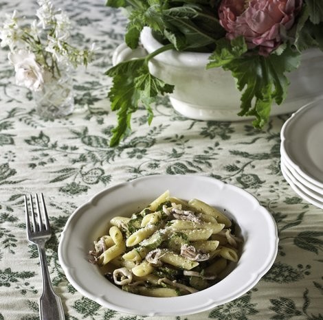 Penne with calamari, zucchini and their flowers