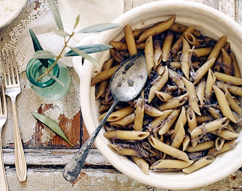 Penne with onion sauce (Penne in salsa di cipolle)
