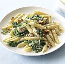 Penne with spinach, Gorgonzola and walnuts