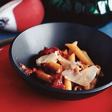 Penne with tomato prosciutto sauce