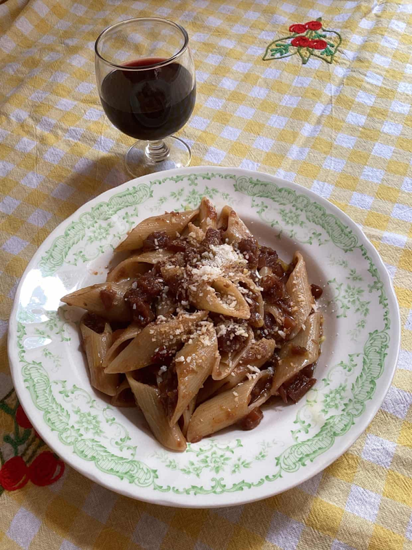 Penne with vegetables and runaway chicken (Penne con polle scappato)