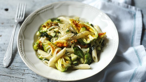 Pennette with zucchini flowers (Pennette con fiori di zucchini)