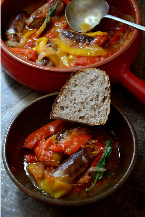 Peperonata with sausage (Peperonata con la salsiccia)