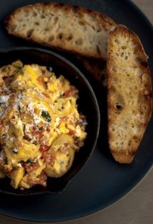 Pepper & tomato scrambled eggs (Kaigana so piperki i domati)