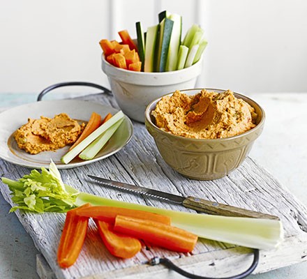 Pepper & walnut houmous with veggie dippers