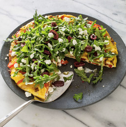 Pepper and onion frittata with arugula salad