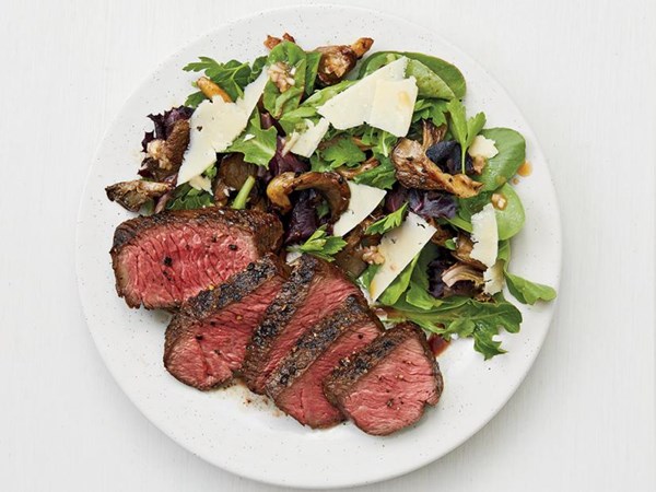 Pepper-crusted steak with warm mushroom salad 