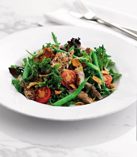 Pepper mackerel salad with vegetable crisps