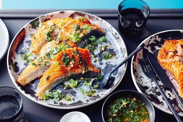 Pepper salmon escalopes with dill pesto