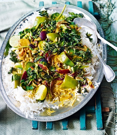 Pepper, spinach and coconut curry with crispy kale