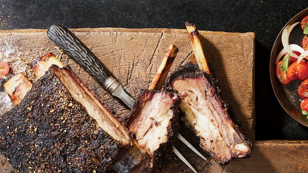 Peppercorn-spiced smoked beef ribs