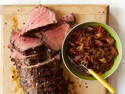 Peppered beef tenderloin with bacon-onion jam
