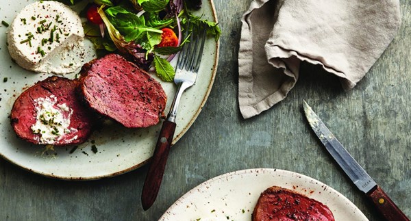 Peppered beef tenderloin with horseradish sauce