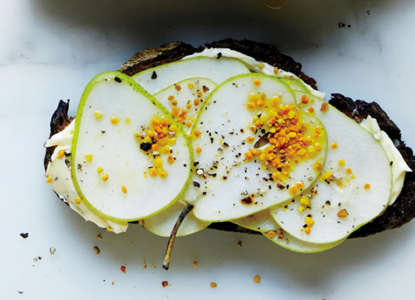 Peppered butter and pears toast