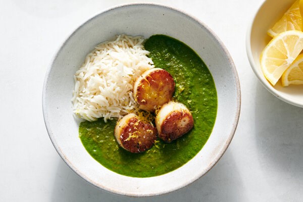 Peppered sea scallops with spinach