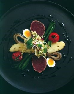 Peppered tuna with Niçoise salad and black olive dressing