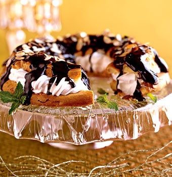 Peppermint cream-puff ring with chocolate glaze