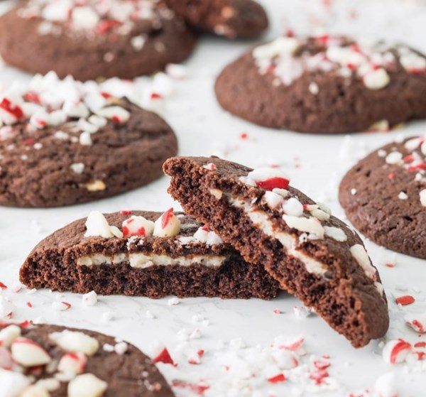 Peppermint custard-stuffed chocolate cookies