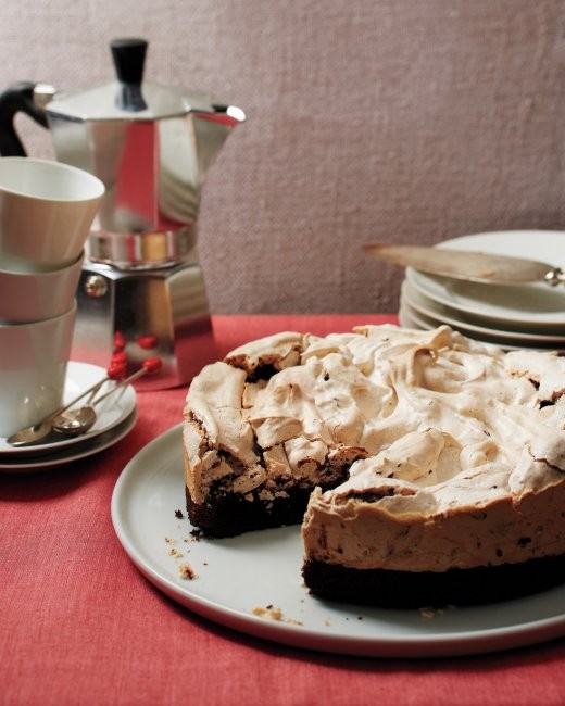 Peppermint-meringue brownie cake
