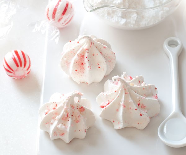 Peppermint meringue kisses