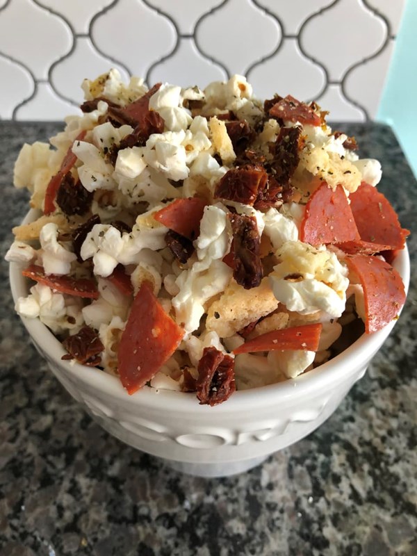 Pepperoni-pizza popcorn