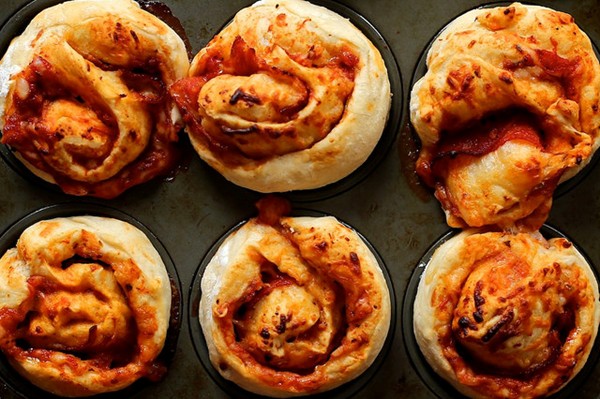 Pepperoni pizza rolls