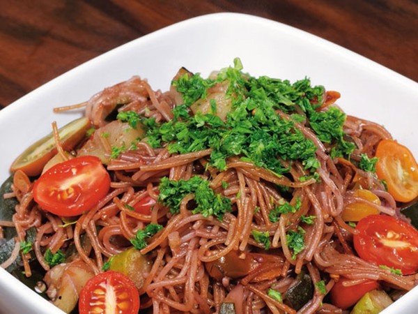 Peppery absorption-cooked red-wine capellini