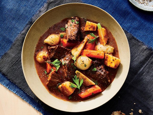 Peppery beef stew with root vegetables 