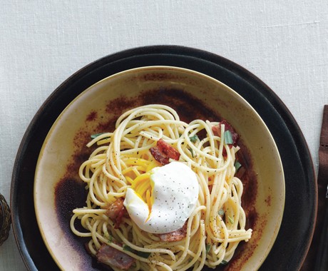 Peppery pasta carbonara with poached egg