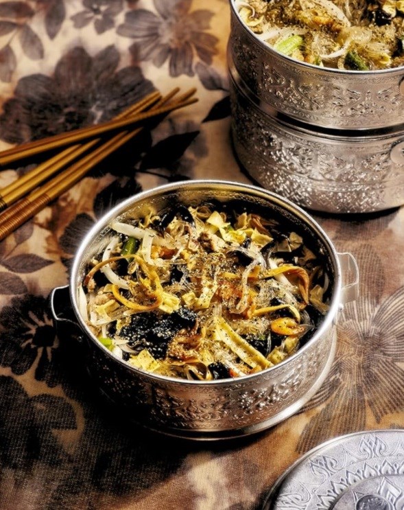 Peppery stir-fried glass noodles with yuba (Cha mee sou)