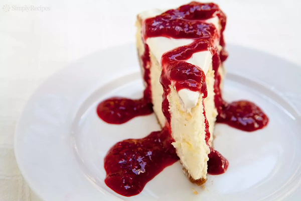 Perfect cheesecake [raspberry sauce]