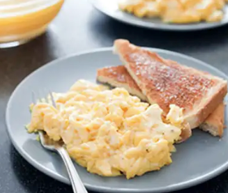 Perfect scrambled eggs for two