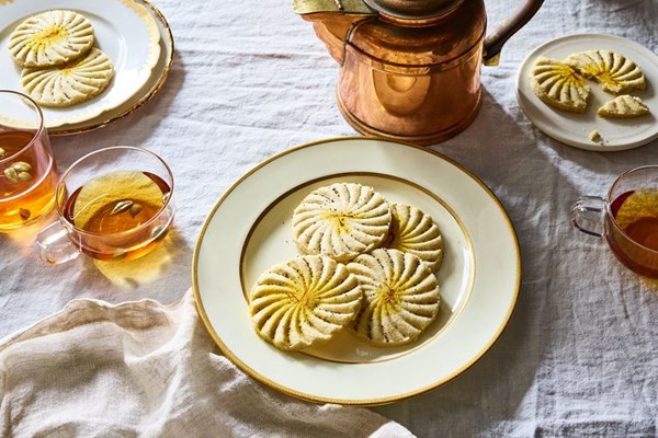 Persian rice cookies (Nan-e berenji)