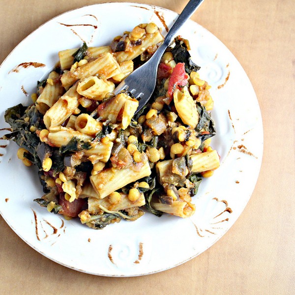 Persian saffron-spiced pasta with split peas