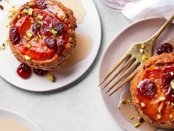 Persimmon-pistachio baby cakes 