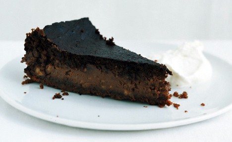 Perugian-style chocolate hazelnut cheesecake (Torta di cioccolata al forno con vaniglia e nocciola)