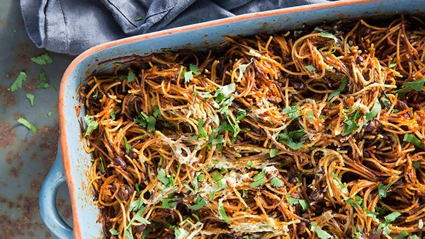 Peruvian pasta bake (Sopa seca)