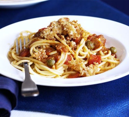 Pesto & tomato pasta with crispy crumbs