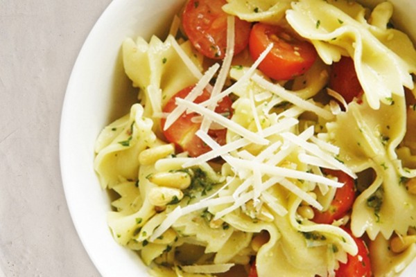 Pesto and tomato pasta salad