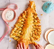 Pesto cheese straw Christmas tree