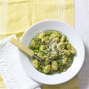 Pesto gnocchi with peas and pine nuts