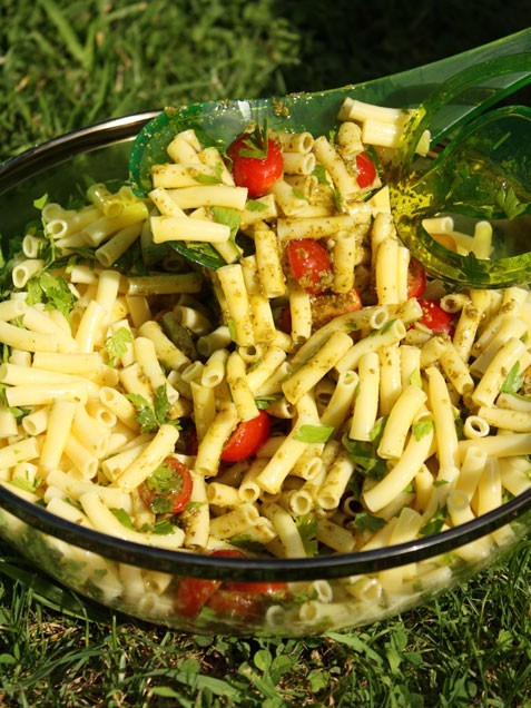 Pesto macaroni salad