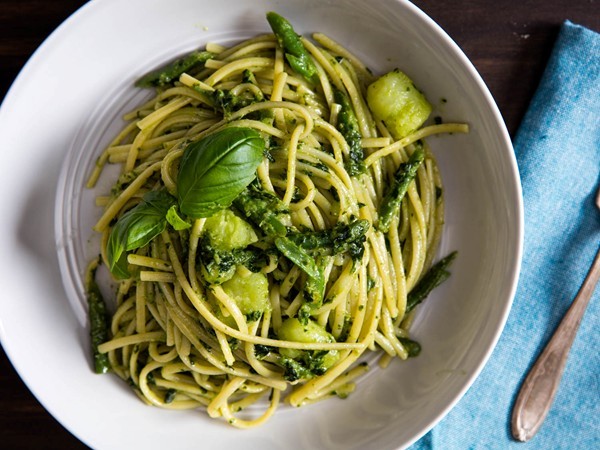 Pesto pasta with potatoes and green beans