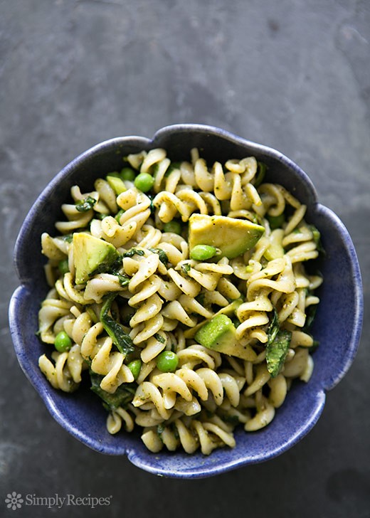 Pesto pasta with spinach and avocado