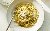 Pesto pasta with white beans and halloumi