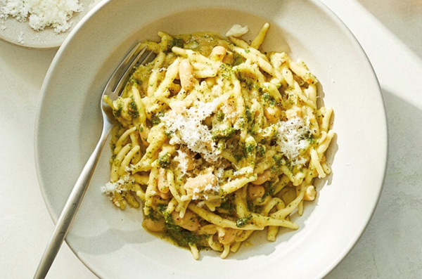 Pesto pasta with white beans and haloumi