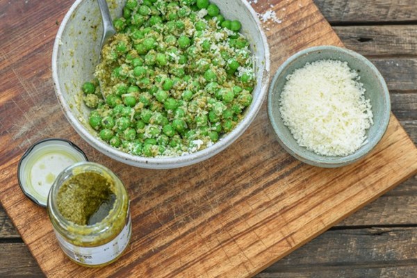 Pesto pea salad bowls
