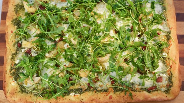 Pesto pizza with feta and artichokes 